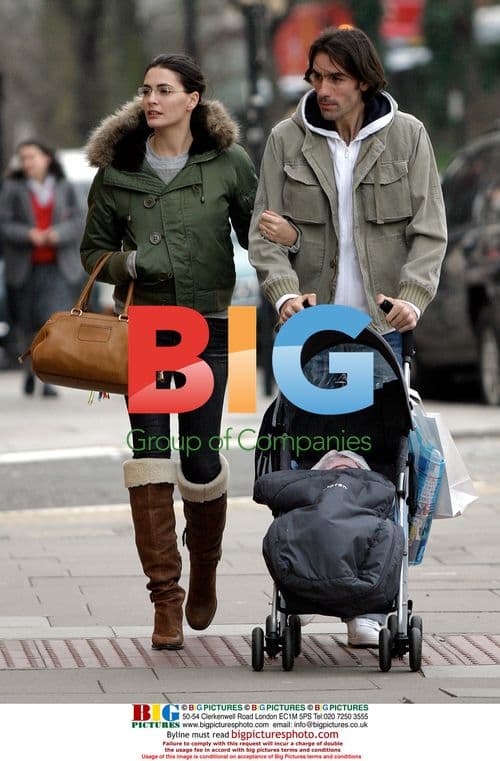 Pires and girlfriend shop for baby clothes