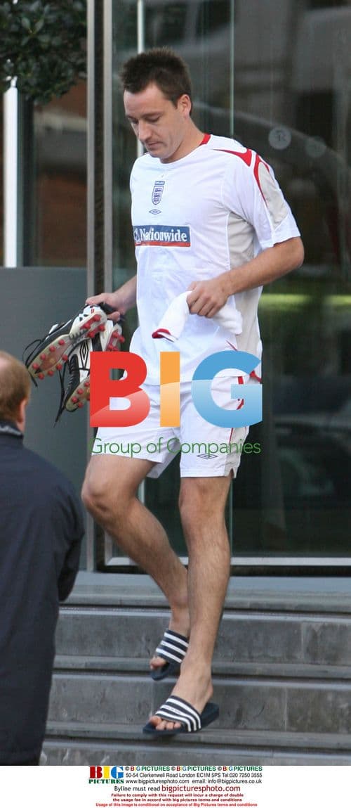 England Team Leaves Lowry Hotel