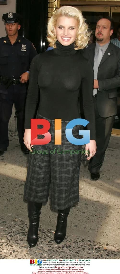 Jessica Simpson promotes 'Employee of the Month'