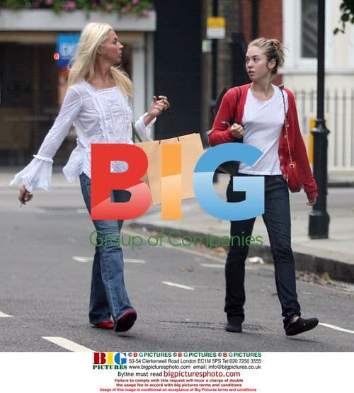 Tamara Beckwith and daughter shopping in London