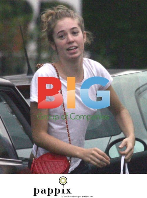 Tamara Beckwith and daughter Anouska shop in London