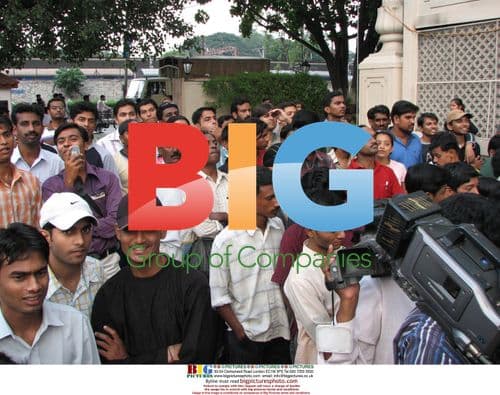 Brad Pitt, Angelina Jolie and Maddox in Tuk-Tuk in India