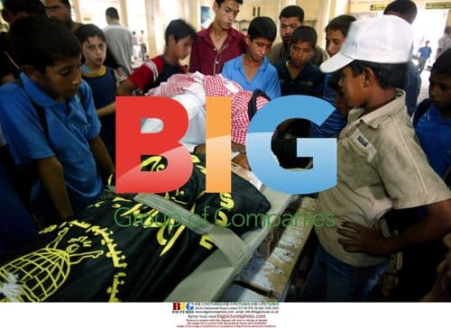 Palestinians view body of Amin Sufi during funeral