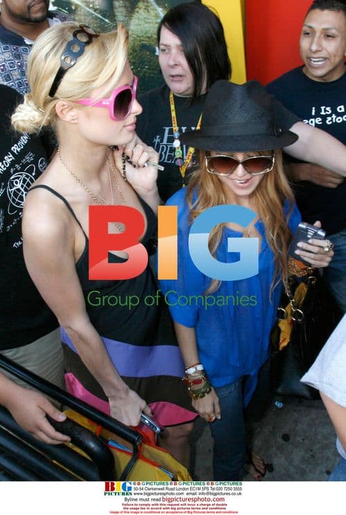 Paris Hilton and Nicole Richie Shopping for Dog Beds