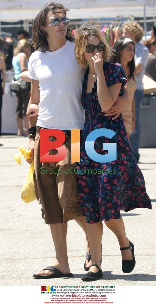 Keira Knightley Shopping with Mom and Boyfriend