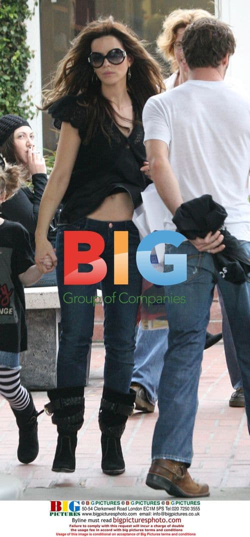Kate Beckinsale Shopping with Daughter