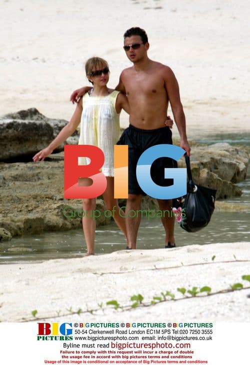 Tina O'Brien and Ryan Thomas enjoy beach in Greece