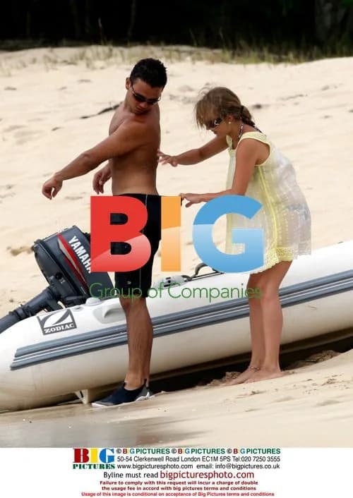 Tina O'Brien and Ryan Thomas enjoy beach day in Greece
