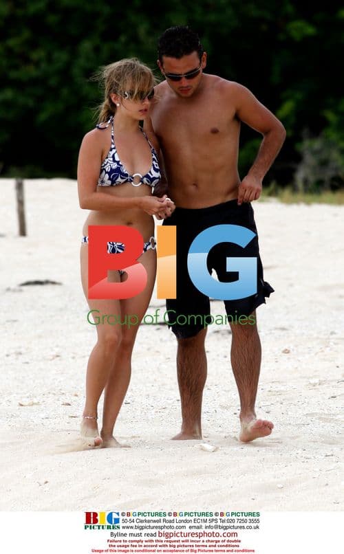 Tina O'Brien and Ryan Thomas enjoy beach in Greece