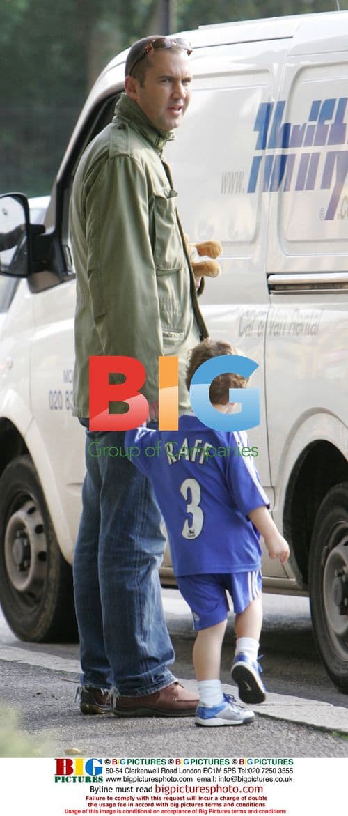 Johnny Vaughan takes son to Halfords