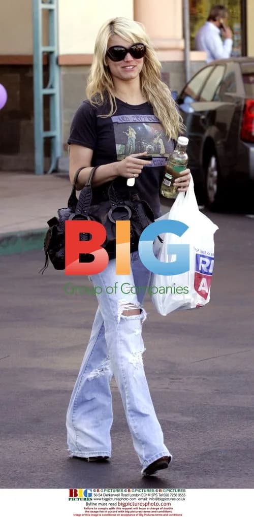 Jessica Simpson Lunches with Friend