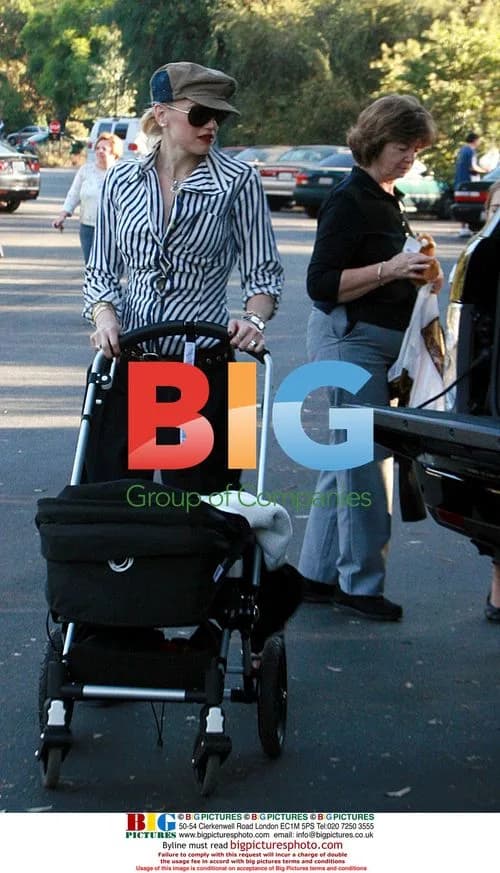 Gwen Stefani at Huntington Gardens with baby