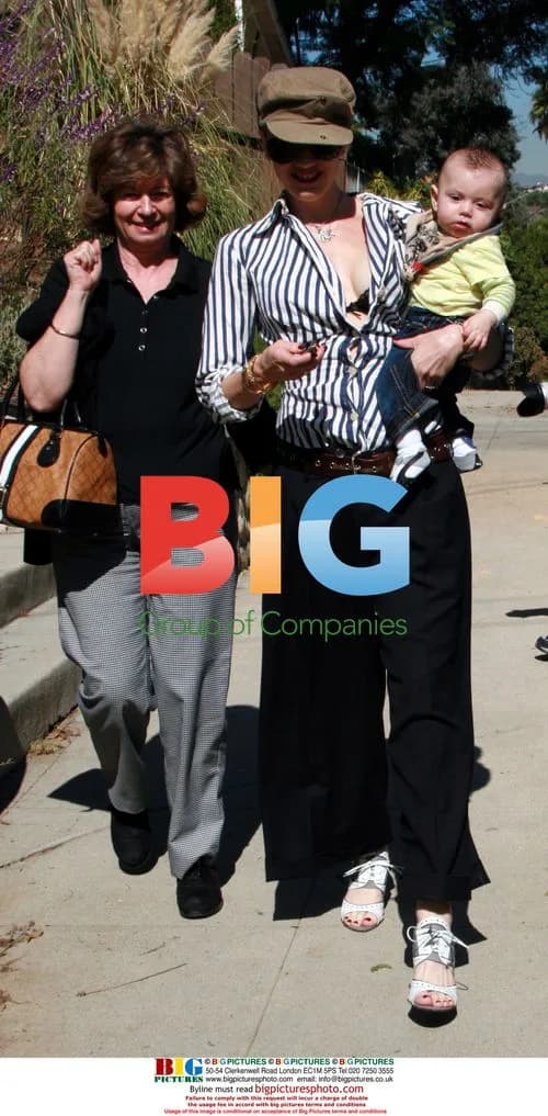 Gwen Stefani at Huntington Gardens with family