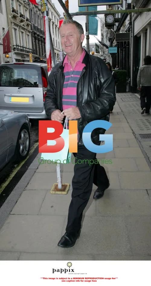 Chris Tarrant spotted shopping at Tiffany's