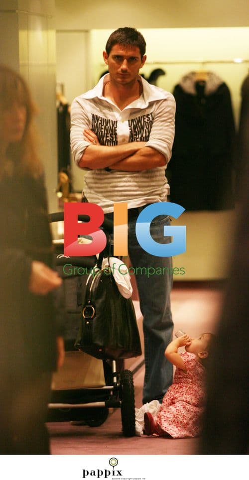 Chelsea's Lampard and family go shoe shopping