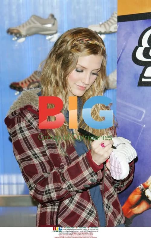 Ashlee Simpson at Skechers Shop