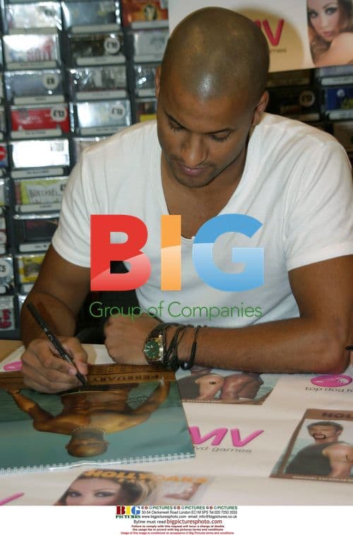 Hollyoaks cast signing calendars