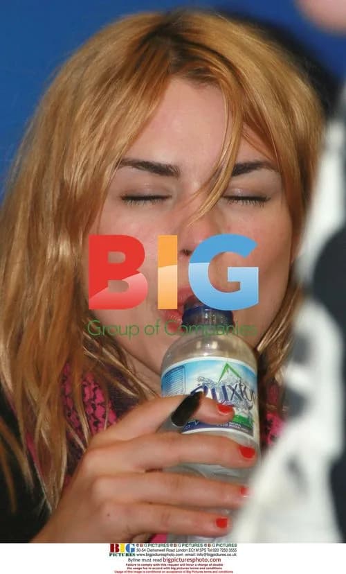 Billie Piper Signs "Growing Pains"