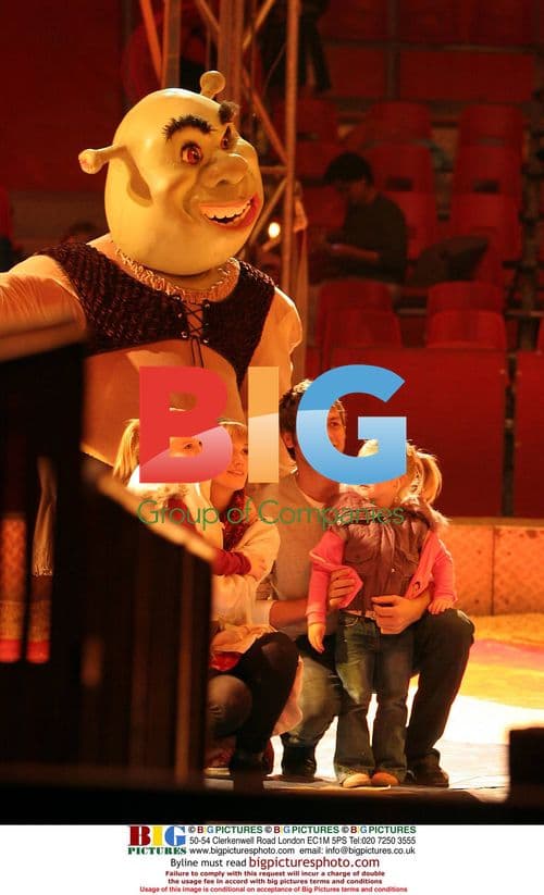 Brian McFadden and family at Las Vegas circus