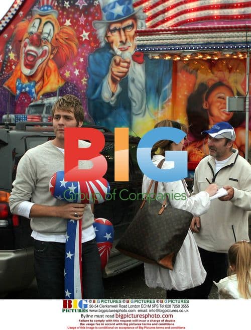Brian McFadden at Las Vegas circus with kids and girlfriend