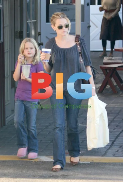 Reese Witherspoon and daughter shopping