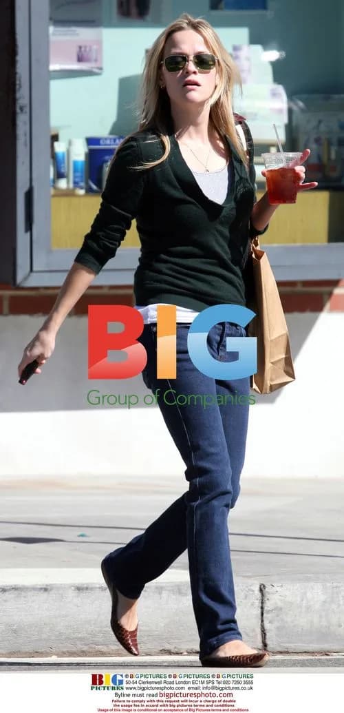 Reese Witherspoon and daughter Ava shopping