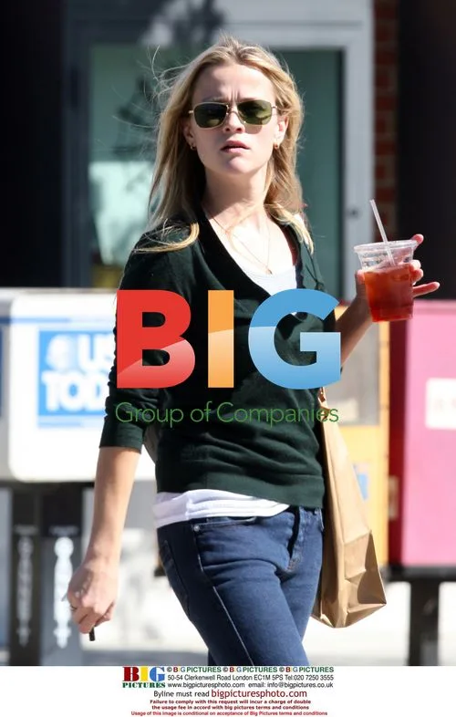 Reese Witherspoon & Daughter Ava Shopping