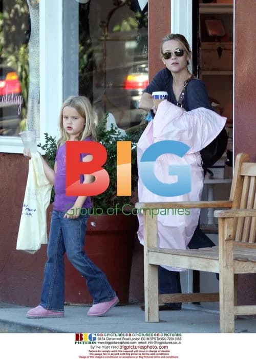 Reese Witherspoon and Daughter Shopping