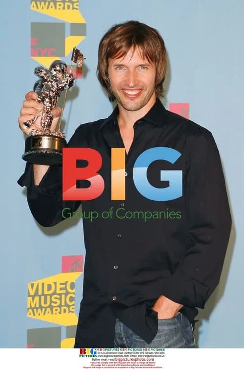 James Blunt Holds Award at MTV MVAs