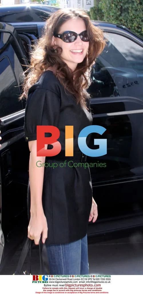 Katie Holmes shops with family for baby Suri