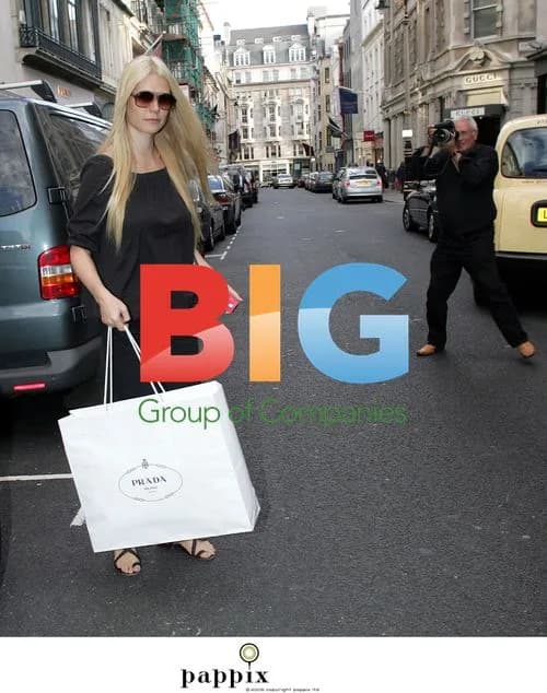 Gwyneth Paltrow Flashes American Express Card