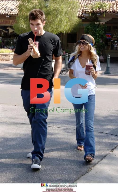 Nicole Richie Grabs Coffee with New Beau