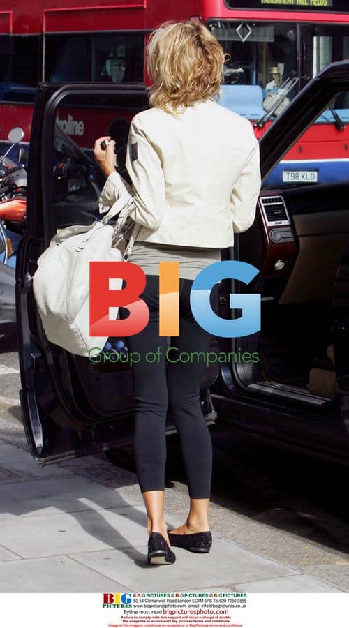 Supermodel Elle Macpherson out shopping