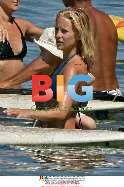 Kate Hudson gives son surf lesson in Maui