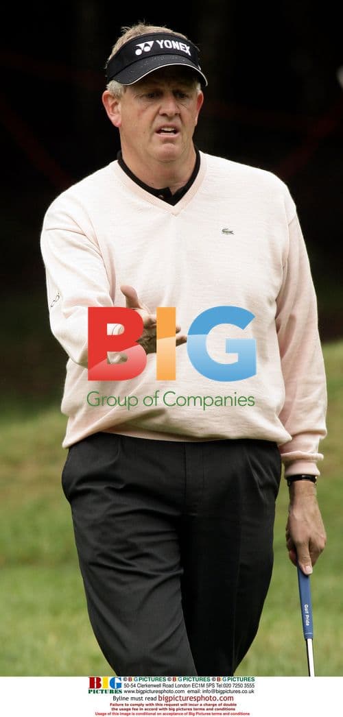 Colin Montgomerie misses putt at HSBC World Matchplay