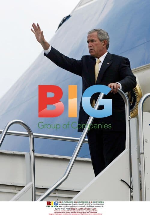 Bush Greets Corker at Fundraiser