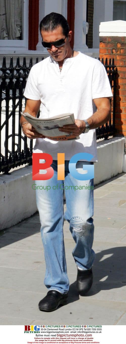 Antonio Banderas signs autograph