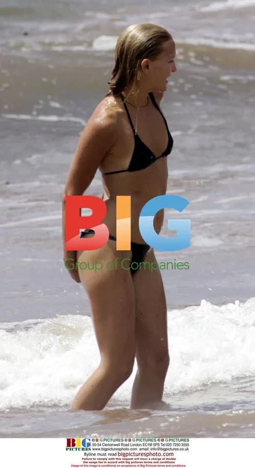 Kate Hudson Enjoys Mexican Riviera in Bikini