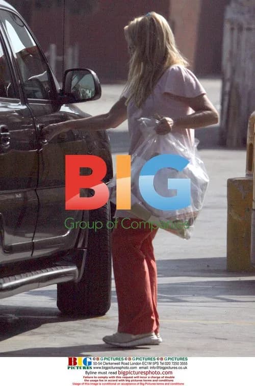 Kirsty Alley Leaves Carpet Store