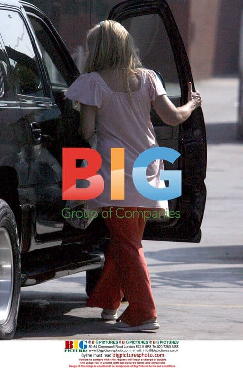 Kirsty Alley Leaves Carpet Store