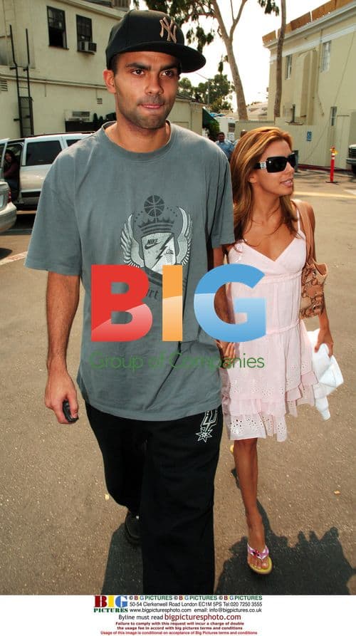 Eva Longoria towered by tall boyfriend