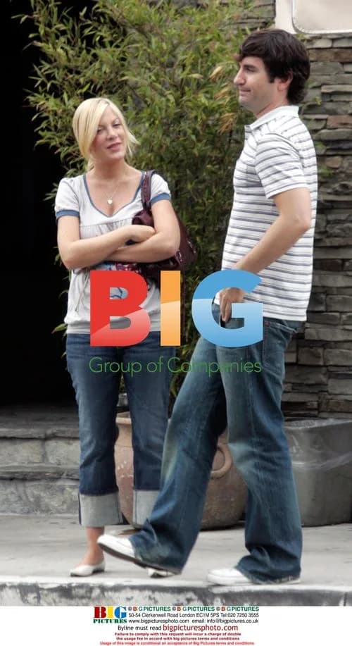 Tori Spelling Shows Early Pregnancy Sign