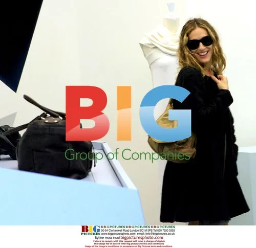 Sarah Jessica Parker Goes Shopping in Paris