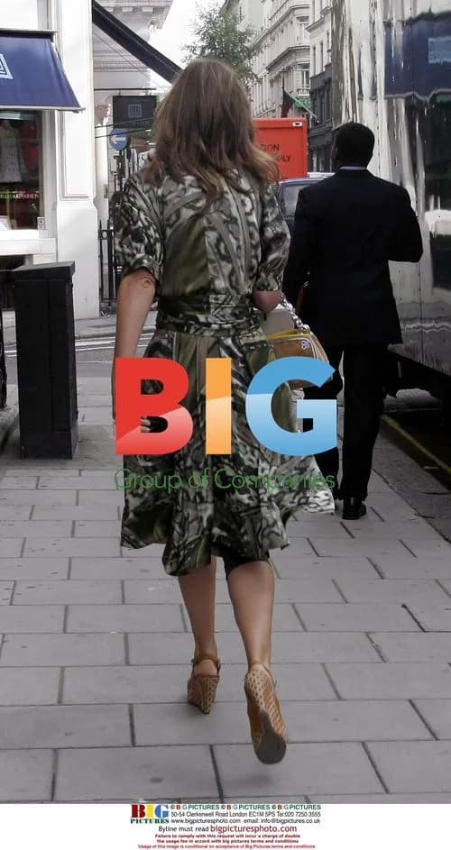 Trinny and Suzanna leaving The Refinery