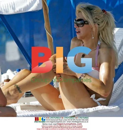 Courtney Love Plays with Photographers in Maui