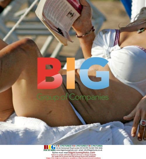 Courtney Love Plays with Photographers on Maui Vacation