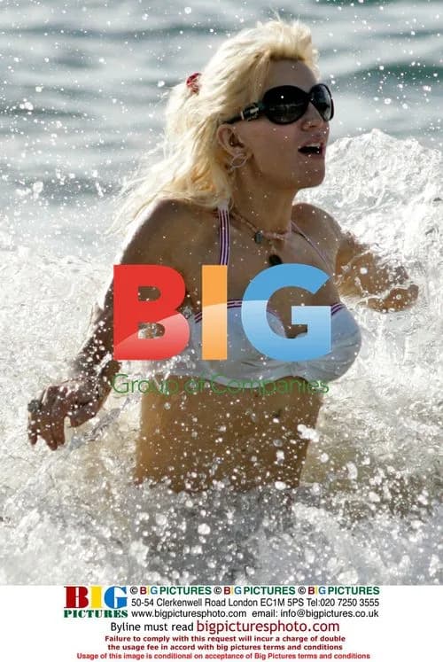 Courtney Love Relaxes in Maui