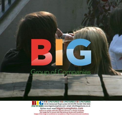 Liam Gallagher and Nicole Appleton Enjoy Pub Lunch