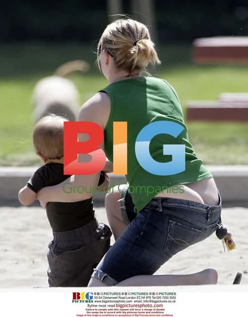 Melissa Joan Hart Takes Baby to Park