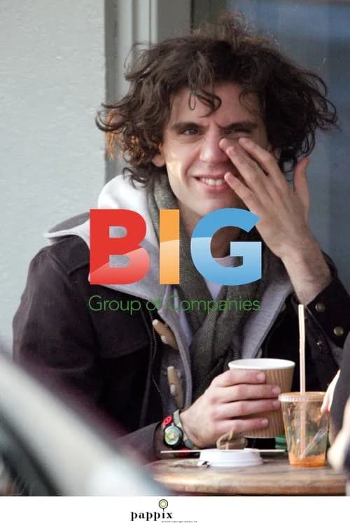Mika Relaxing With Friend in London Cafe
